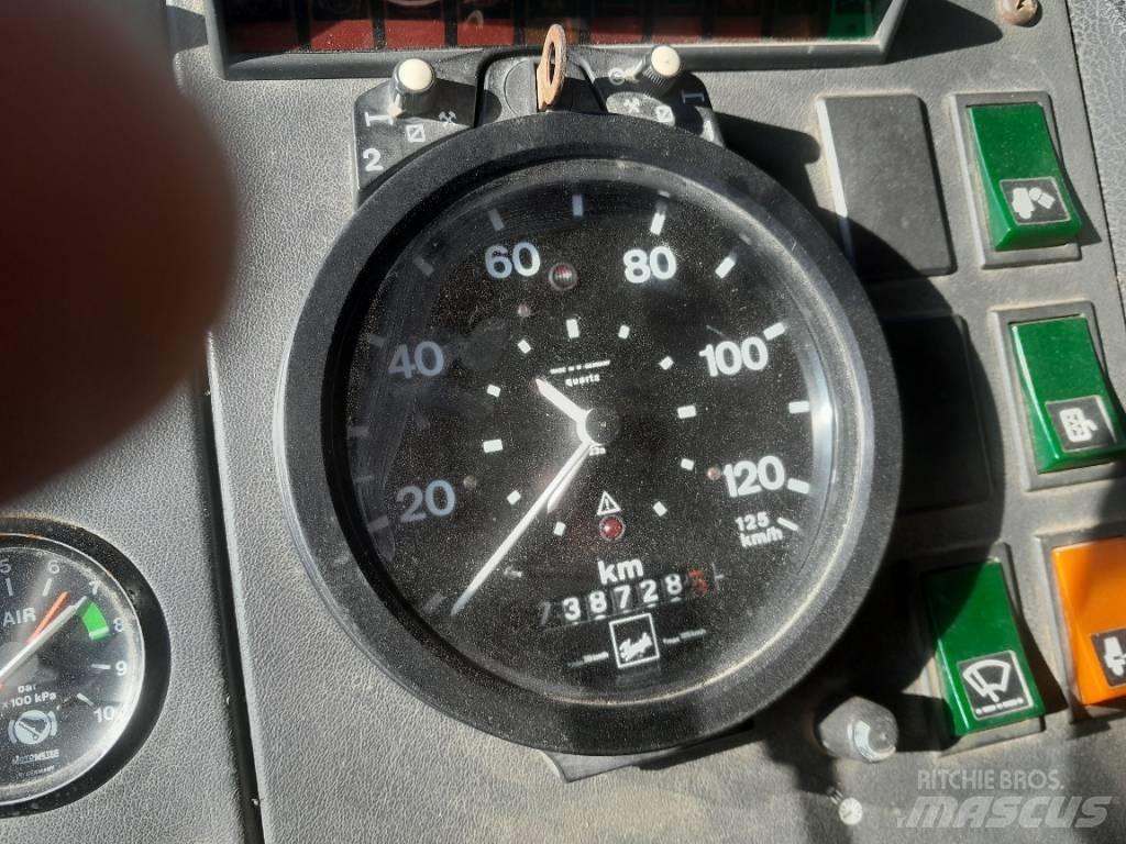 Volvo F12 Platós / Ponyvás teherautók