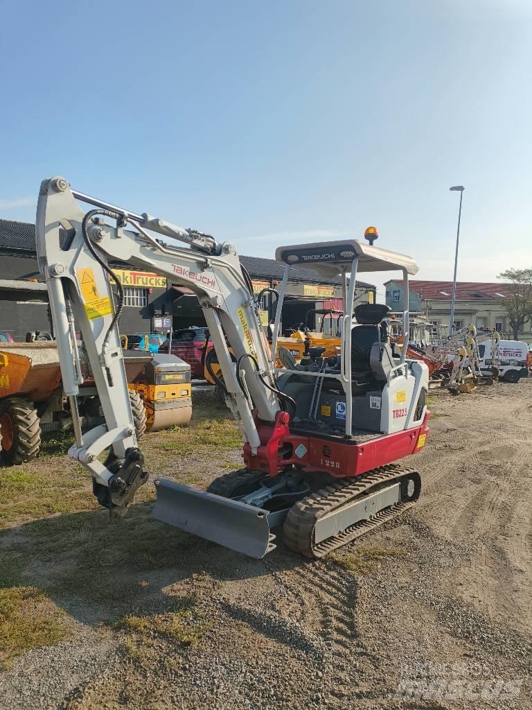 Takeuchi TB 225 Mini kotrók < 7t