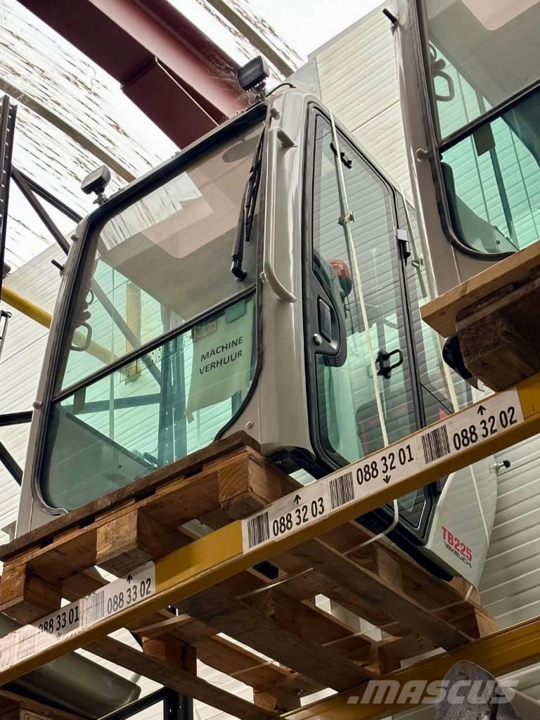 Takeuchi TB 225 Mini kotrók < 7t