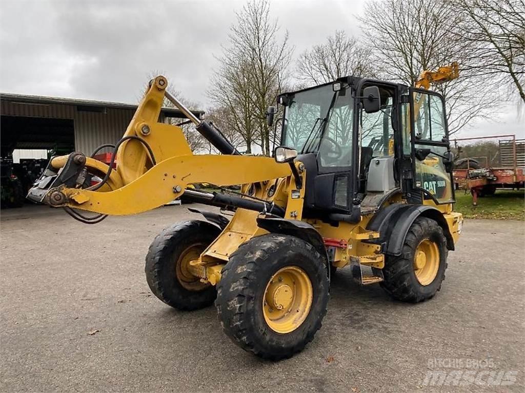CAT 908M Gumikerekes homlokrakodók