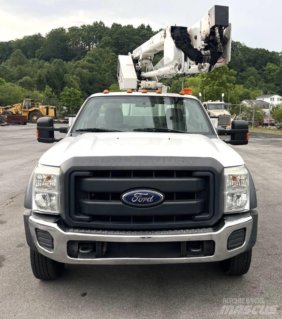 Ford F 550 Teherautóra szerelt emelők és állványok