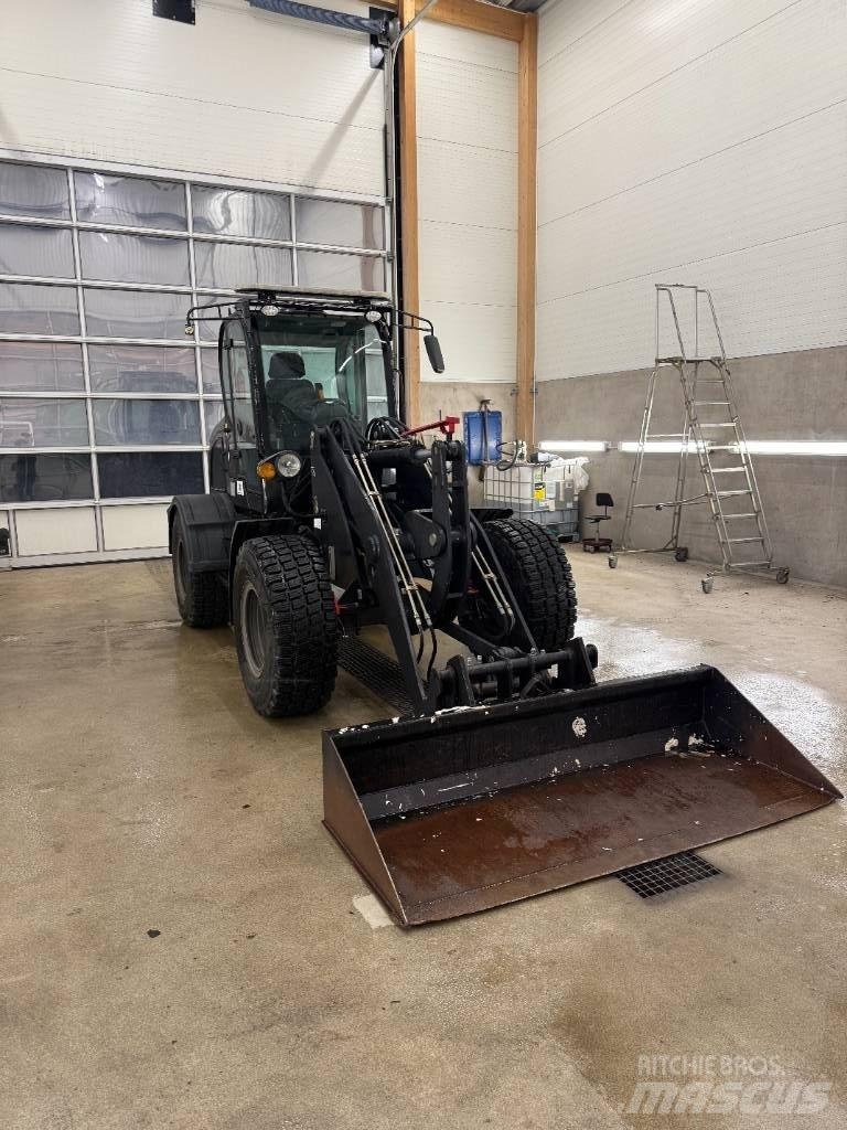  D-Machine  2550 Gumikerekes homlokrakodók