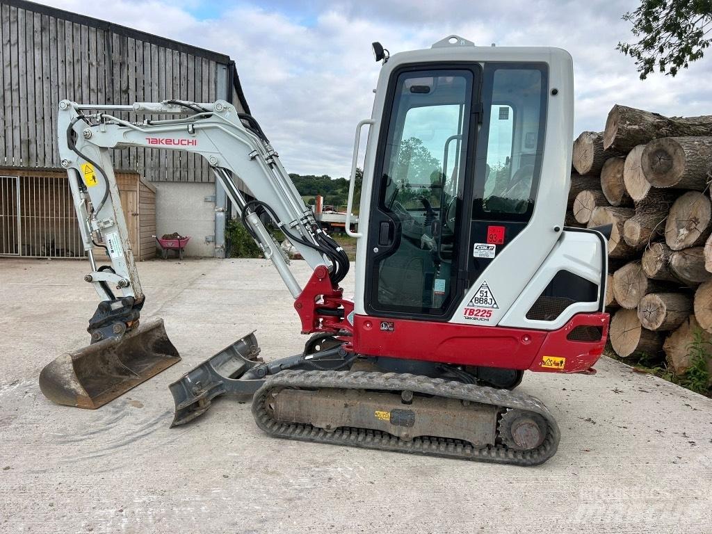 Takeuchi TB 225 Mini kotrók < 7t