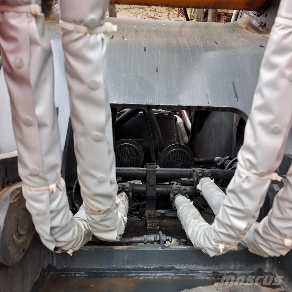 Hyundai 305 LC Lánctalpas kotrók