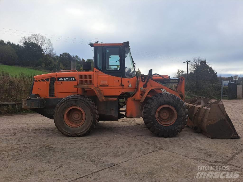 Doosan DL 250 Gumikerekes homlokrakodók