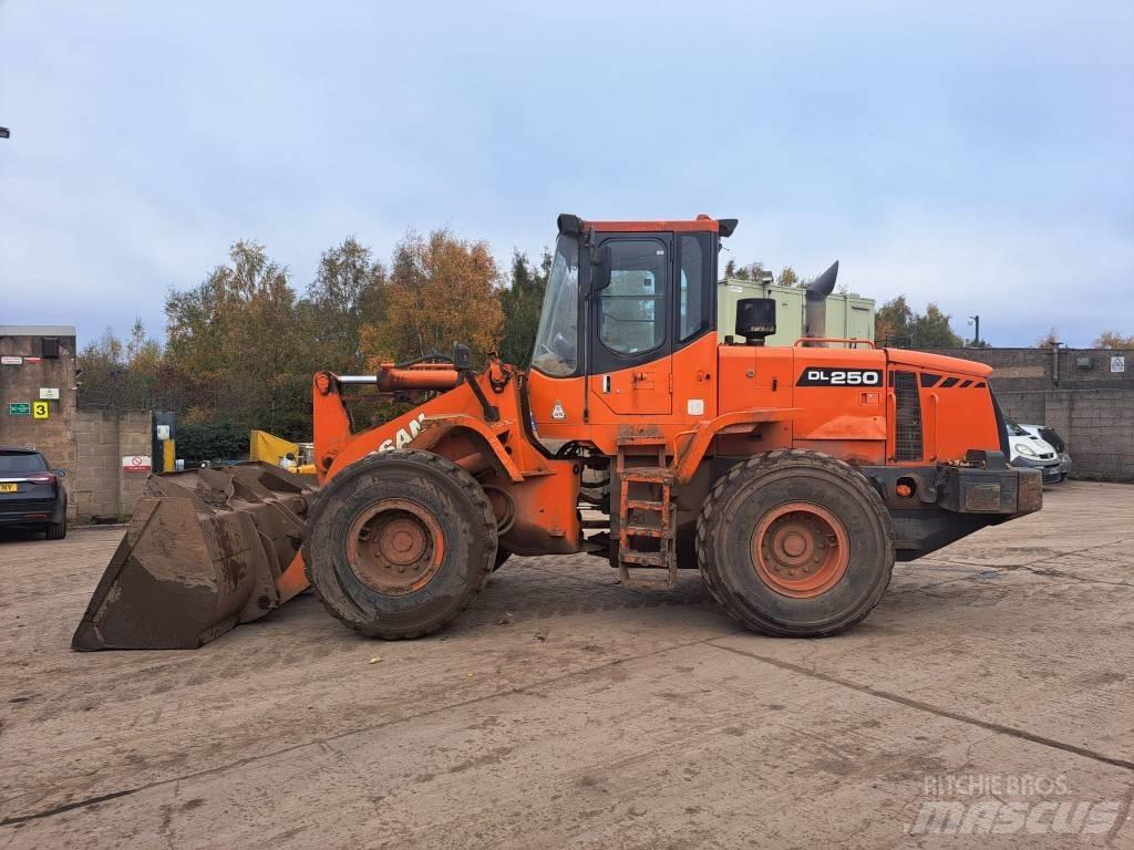 Doosan DL 250 Gumikerekes homlokrakodók