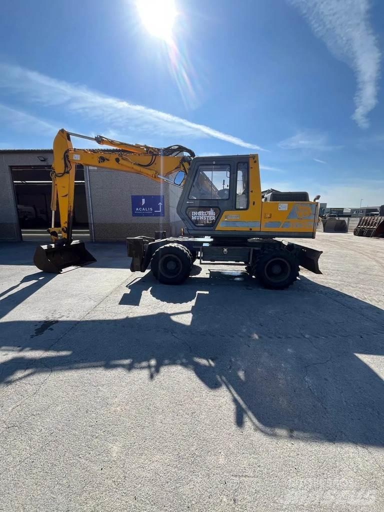 JCB JS130W Gumikerekes kotrók