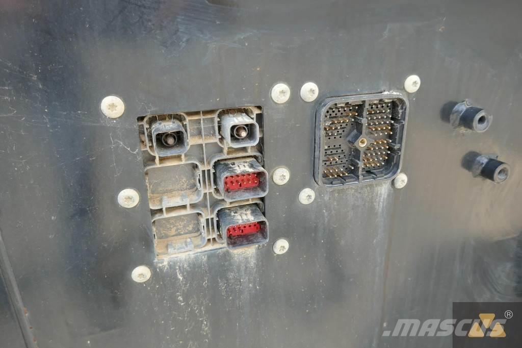 CAT 352F Cab Vezetőfülke és belső tartozékok