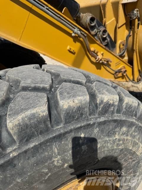 CAT 930 H Gumikerekes homlokrakodók
