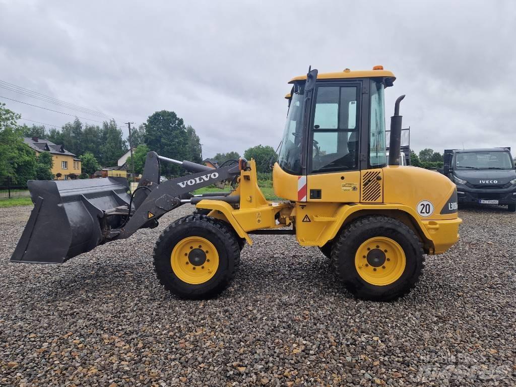 Volvo L 30 Gumikerekes homlokrakodók