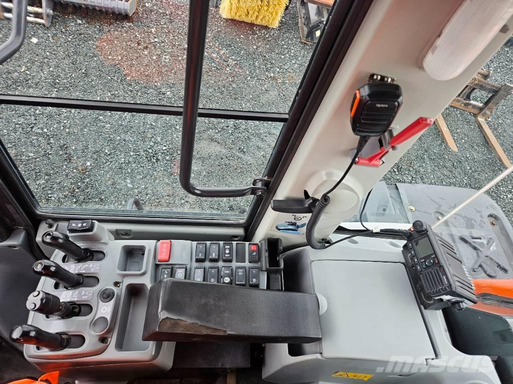Hitachi ZW 180-6 Gumikerekes homlokrakodók