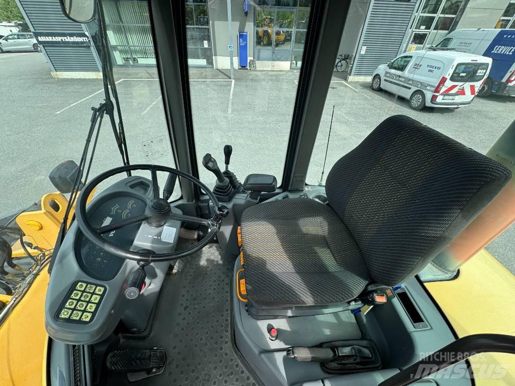 Volvo L 30 B Gumikerekes homlokrakodók