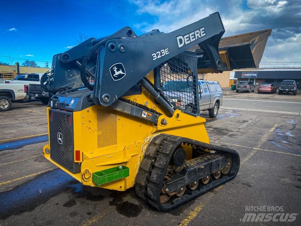 John Deere 323 E Kompaktrakodók