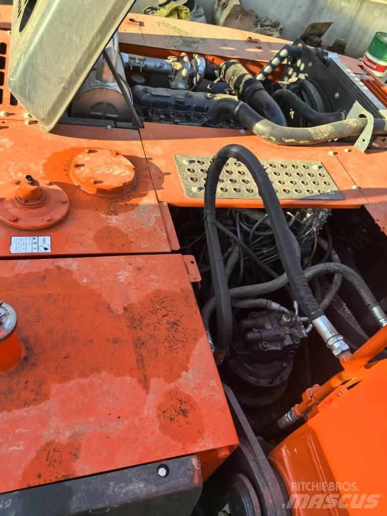 Hitachi ZX 240-3 Lánctalpas kotrók