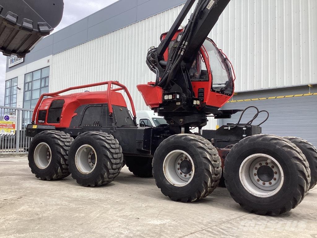 Komatsu 931 XC Betakarítók