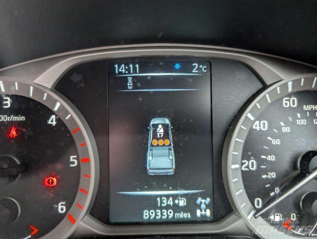 Nissan Navara Kis teherszállító/Platós kocsi