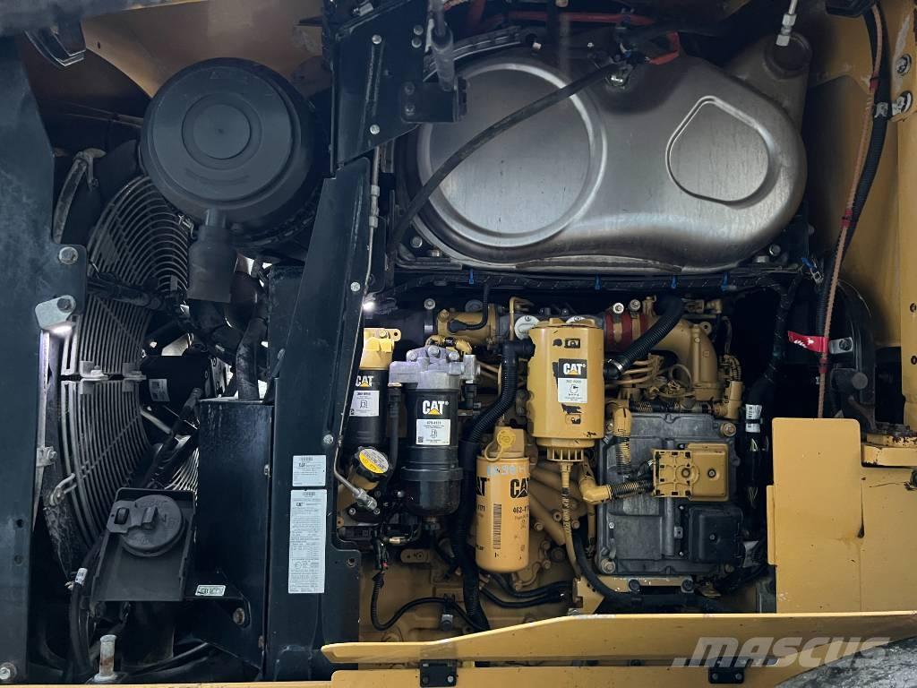 CAT 930M Gumikerekes homlokrakodók