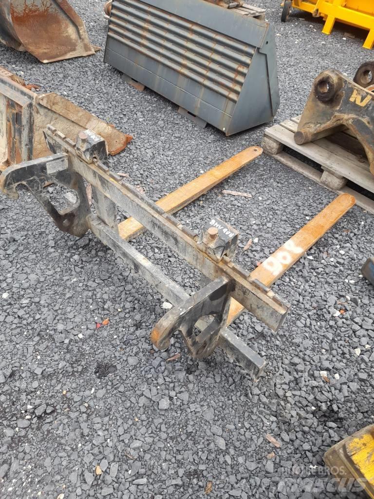 CAT 908M Gumikerekes homlokrakodók