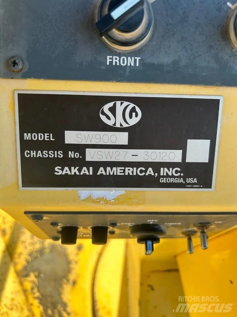 Sakai SW 900 Pneumatikus kerekes hengerek