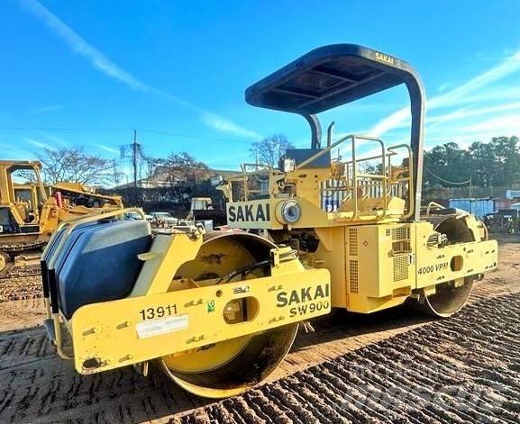 Sakai SW 900 Pneumatikus kerekes hengerek