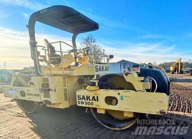 Sakai SW 900 Pneumatikus kerekes hengerek