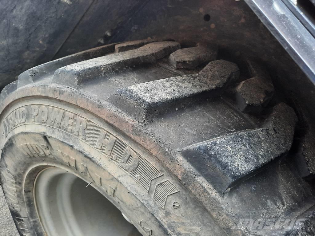 GiANT V 452 X-Tra Gumikerekes homlokrakodók