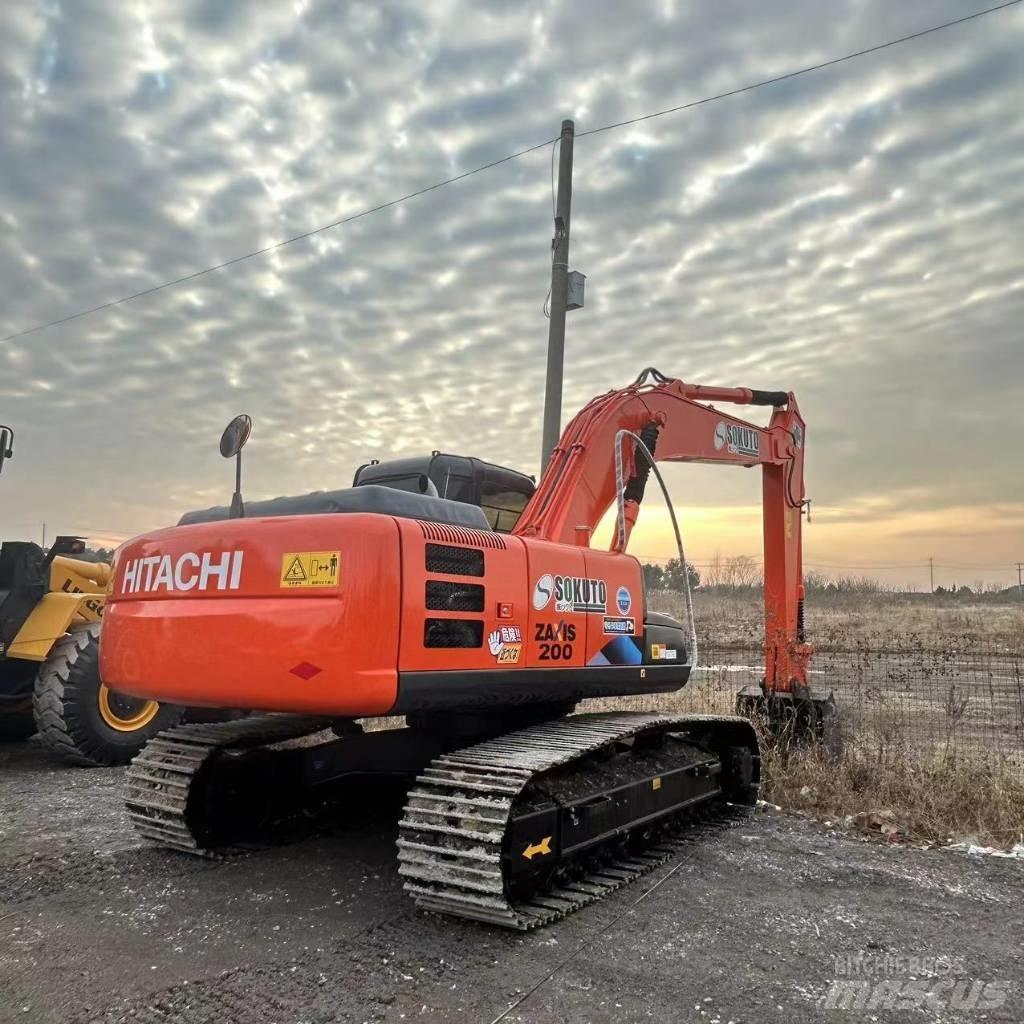 Hitachi ZX 200 Lánctalpas kotrók