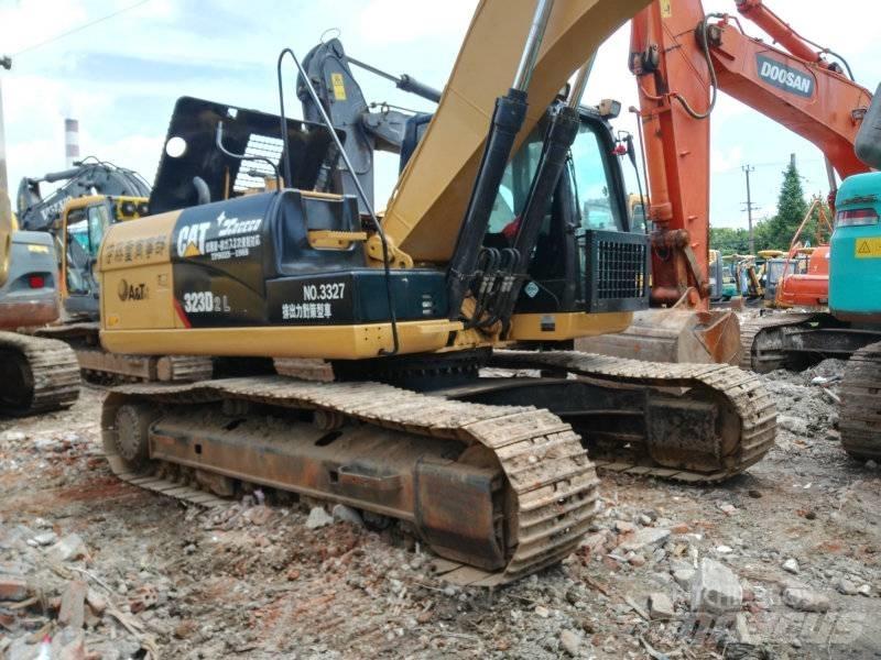 CAT 323 D L Lánctalpas kotrók