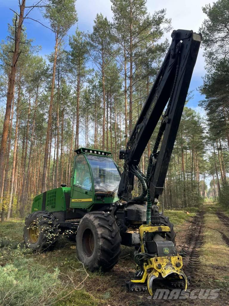 John Deere 770 D Betakarítók