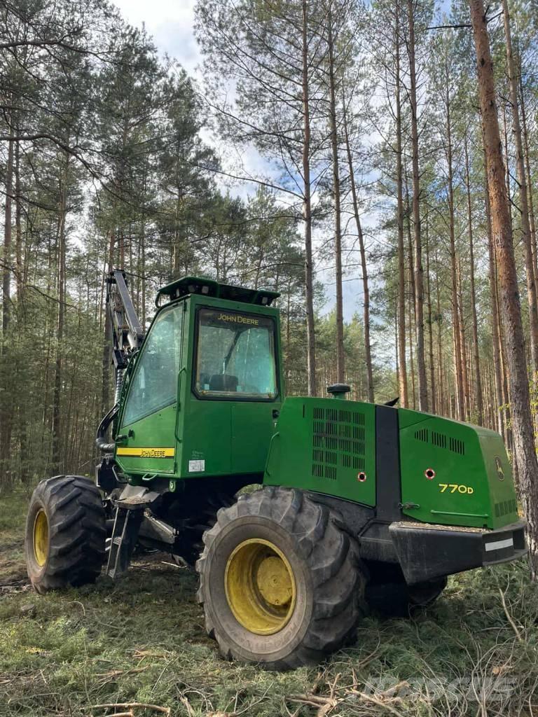 John Deere 770 D Betakarítók