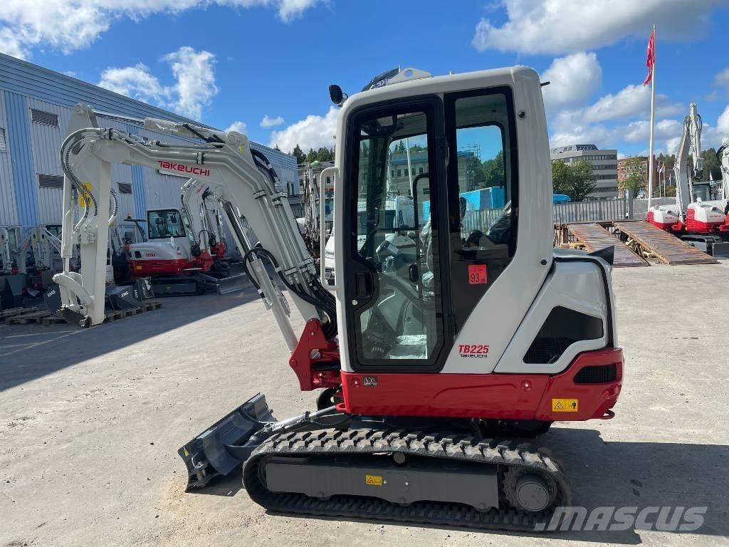 Takeuchi TB 225 Mini kotrók < 7t