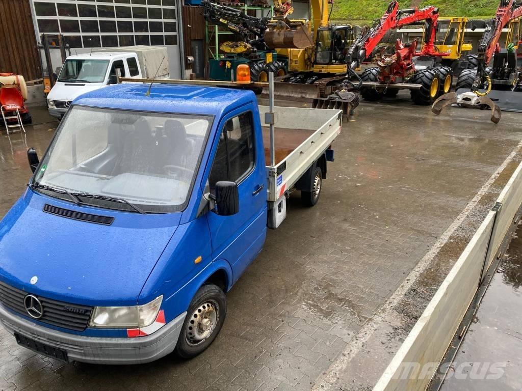 Mercedes-Benz 208 D Platós / Ponyvás teherautók