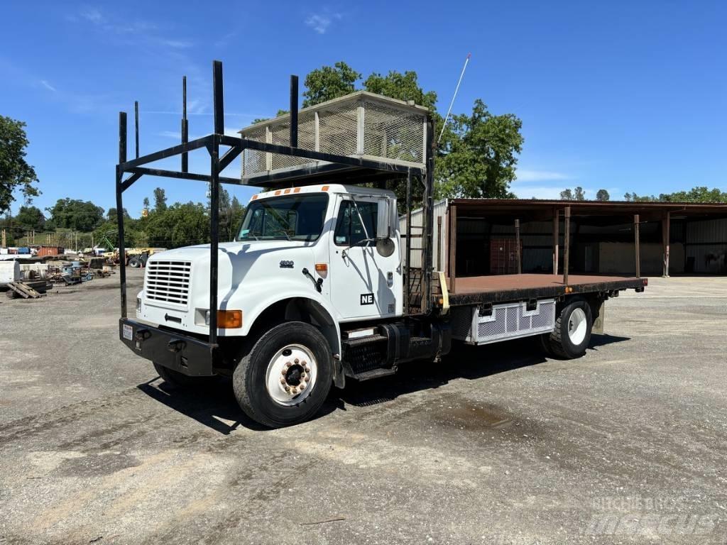 International 4900 Platós / Ponyvás teherautók