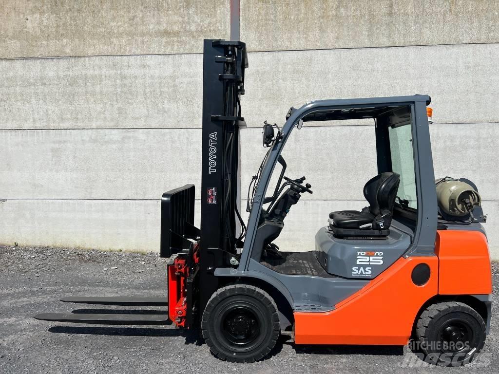 Toyota 02-8FGF25 Gázüzemű targoncák