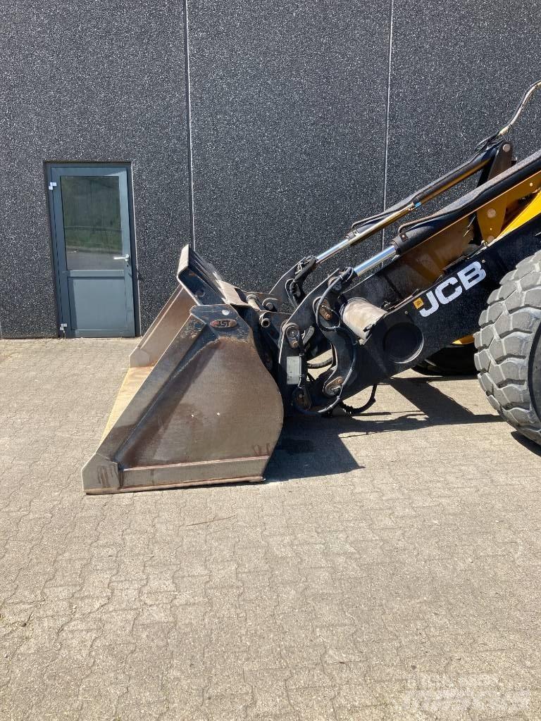 JCB 437 HT HL Gumikerekes homlokrakodók