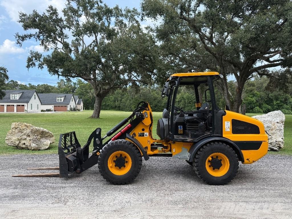 JCB 407 Gumikerekes homlokrakodók