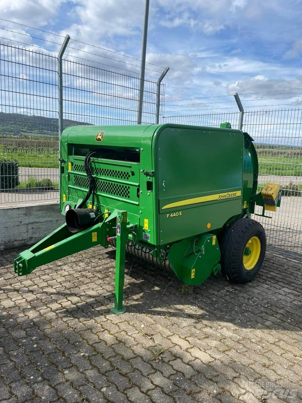 John Deere F440E Körbálázók