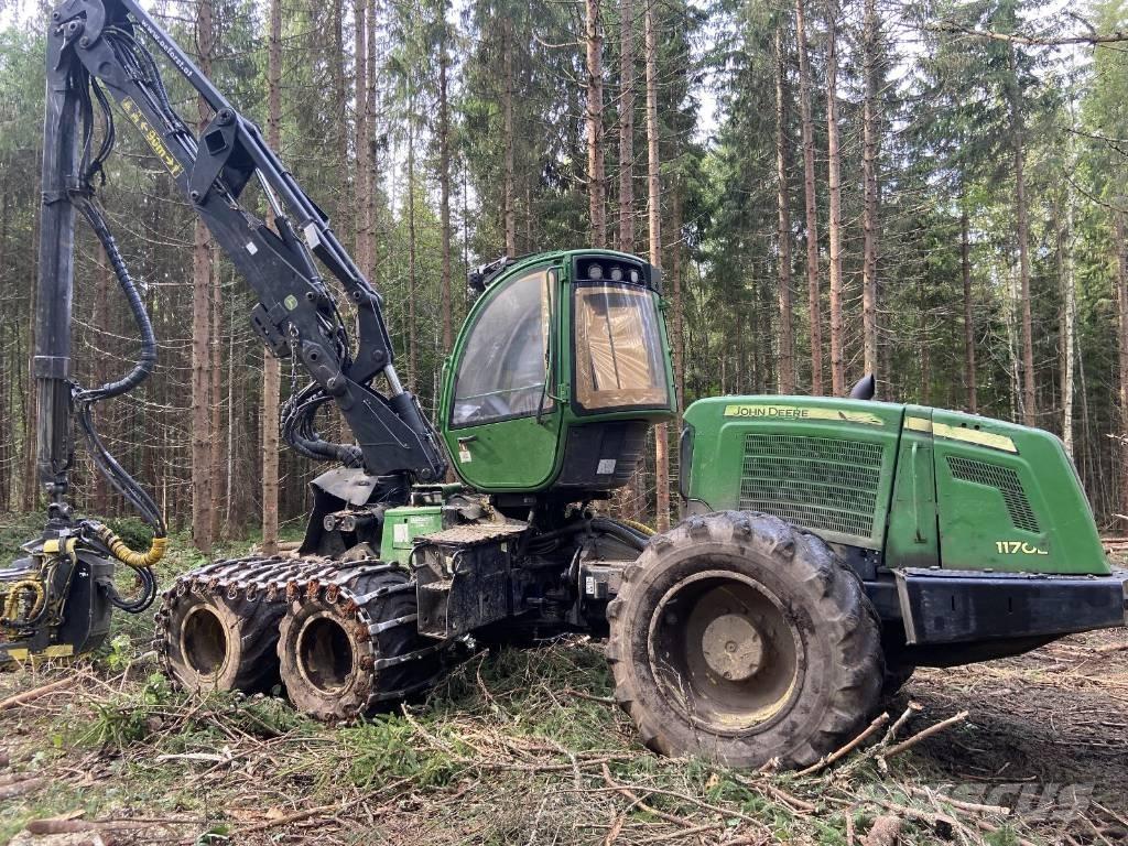 John Deere 1170 E Betakarítók