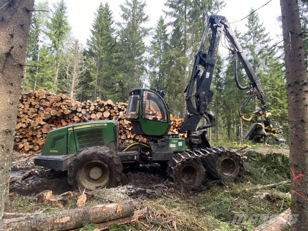 John Deere 1170 E Betakarítók