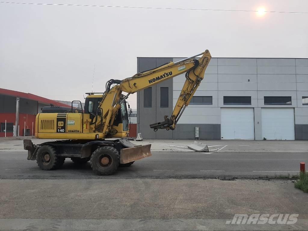Komatsu PW 140-7 Gumikerekes kotrók