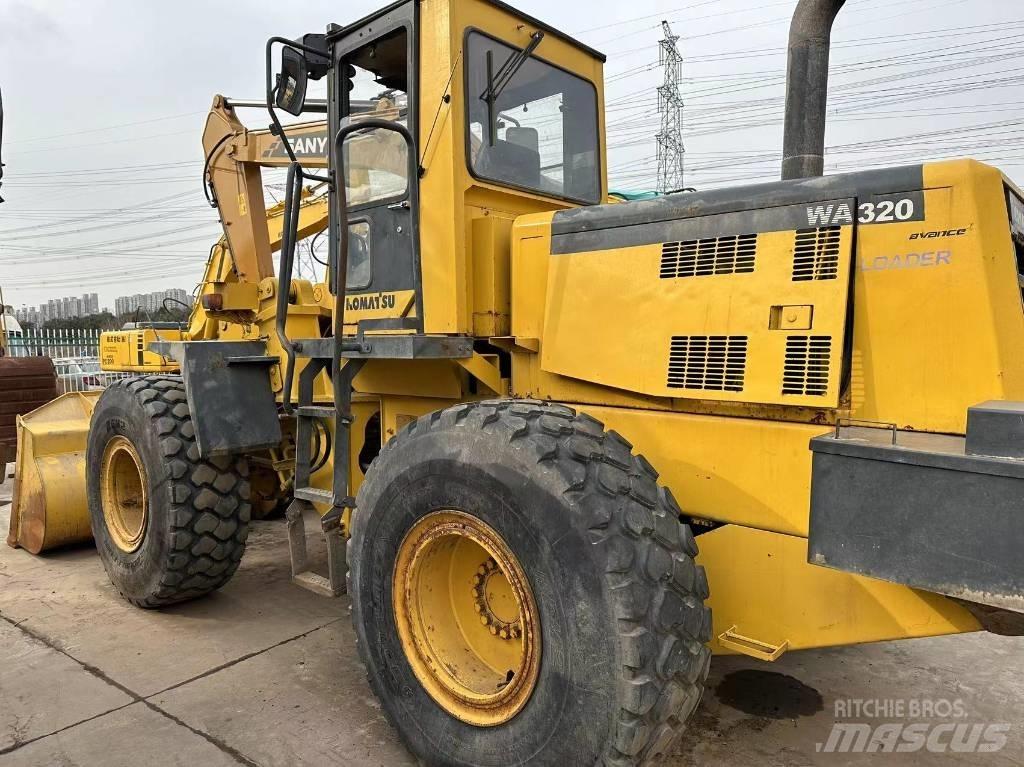 Komatsu WA 320 Gumikerekes homlokrakodók