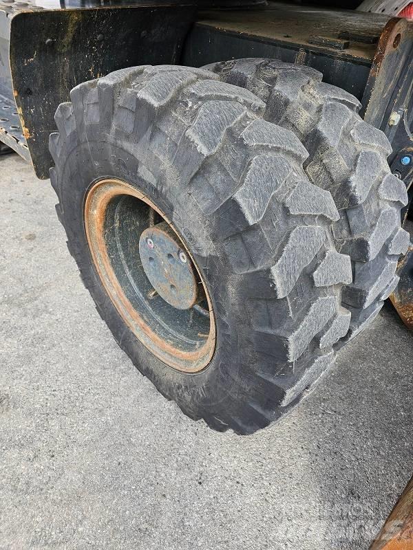 Komatsu PW 148-8 Gumikerekes kotrók