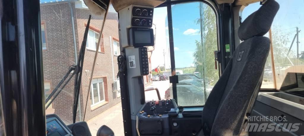 CAT 972 M Gumikerekes homlokrakodók