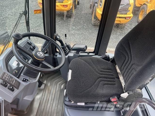 Volvo L 30 G Gumikerekes homlokrakodók