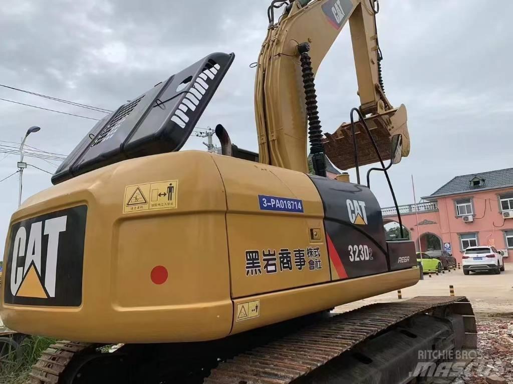CAT 323 D L Lánctalpas kotrók