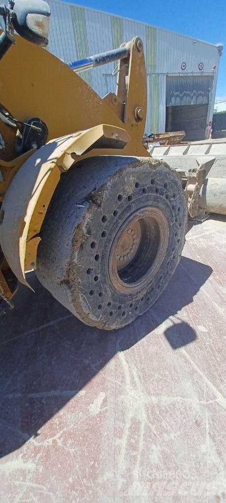 CAT 930 M Gumikerekes homlokrakodók