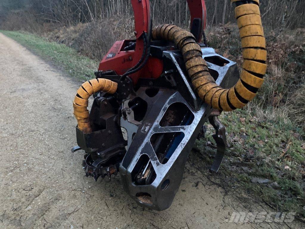 Komatsu C 144 Betakarítók