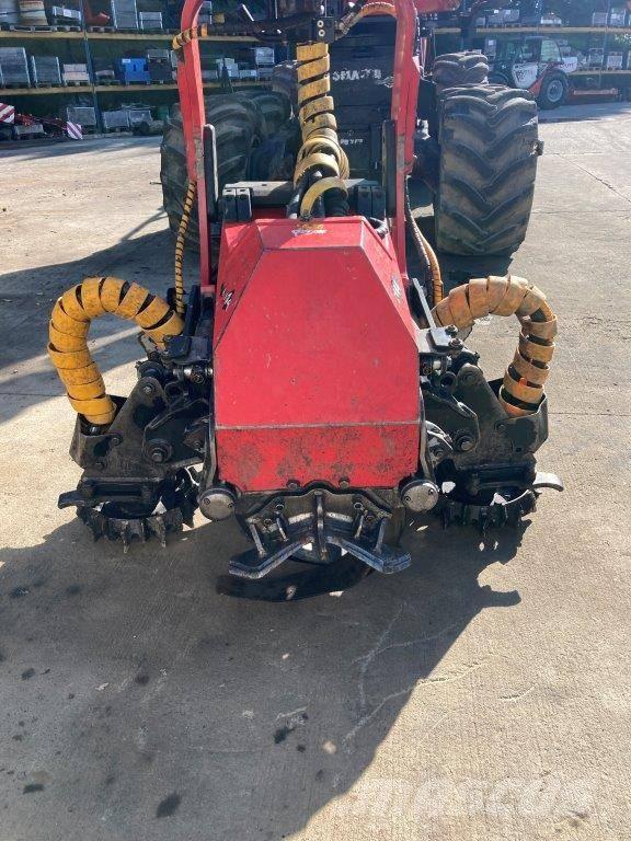 Komatsu C 144 Betakarítók