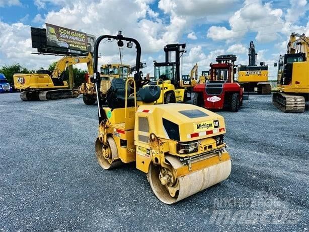 CAT CB 24 Ikerdobos hengerek