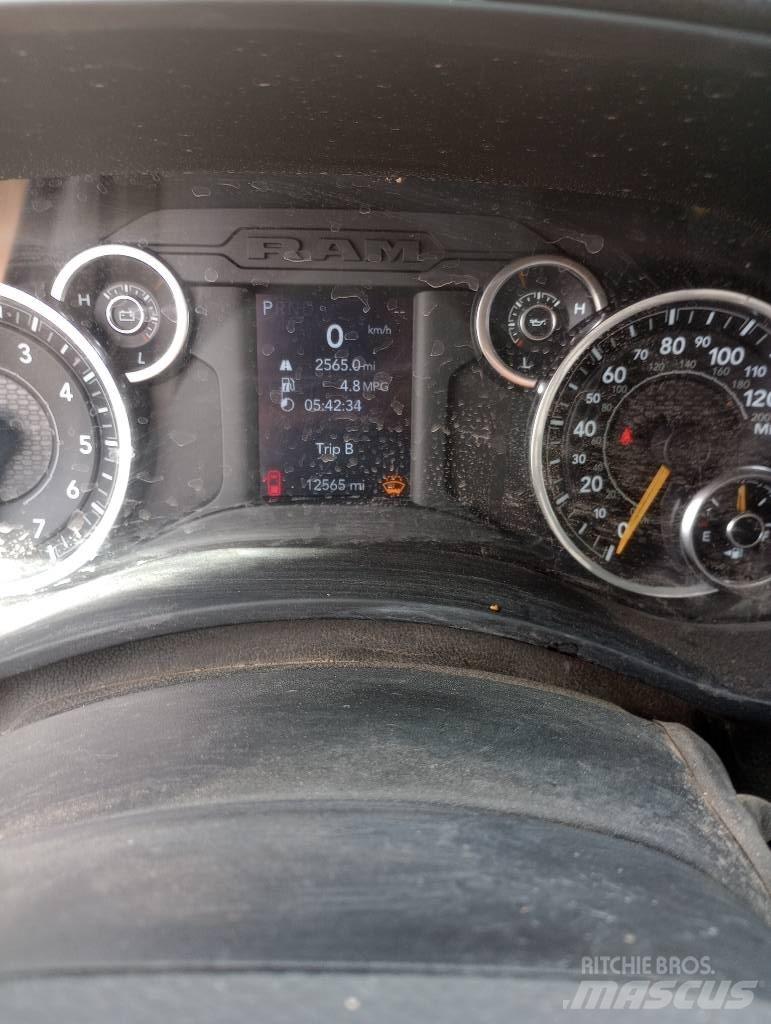 RAM 5500 Platós / Ponyvás teherautók